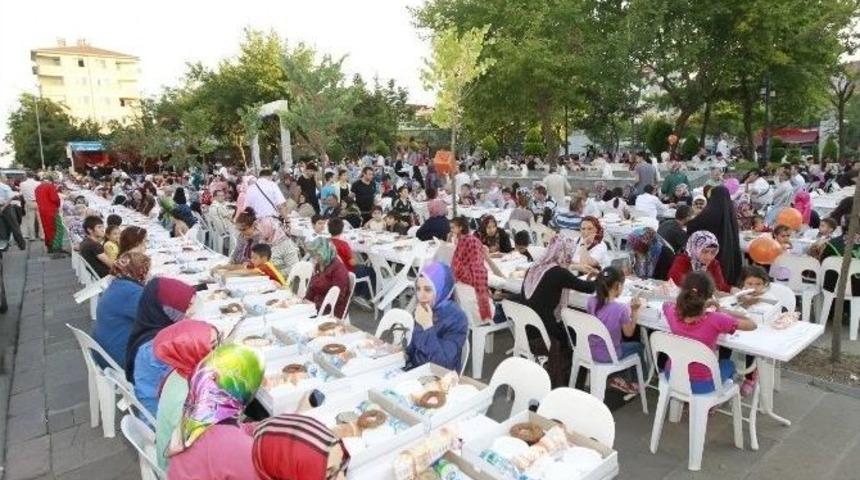 İki Mahalleyi Buluşturan B&uuml;y&uuml;k İftar