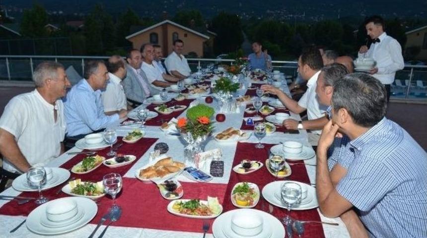 &Uuml;z&uuml;lmez, Kartepe 2000 Sitesi&rsquo;nin Onur Konuğu Oldu