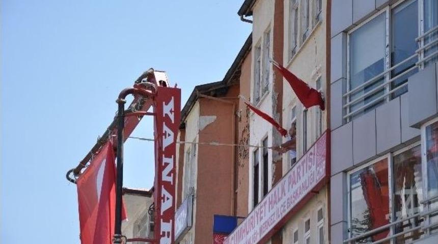 Chp'liler, Başbakan'ın Posterini İndirdi