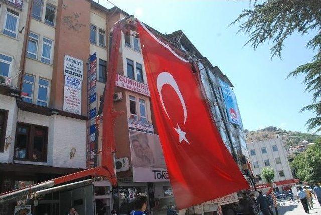 Chp'liler, Başbakan'ın Posterini İndirdi