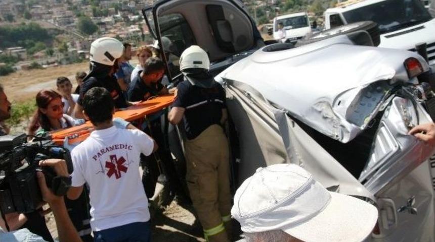 İzmir&rsquo;de Ara&ccedil; Takla Attı: 4 Yaralı