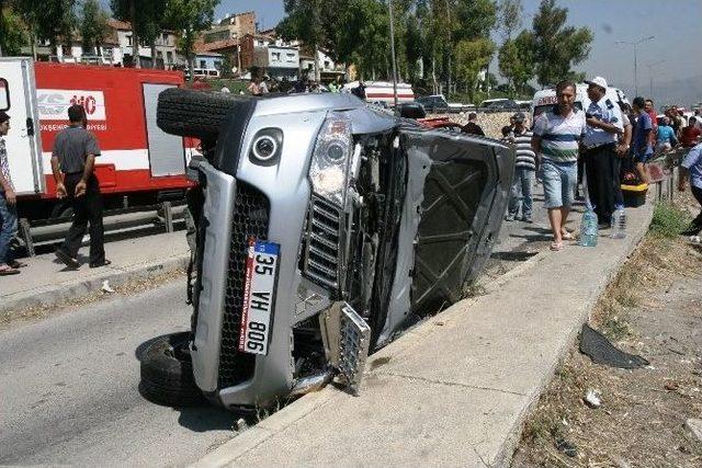 İzmir’de Araç Takla Attı: 4 Yaralı