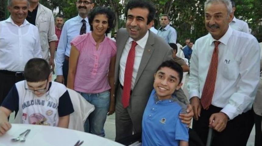 Vali G&uuml;zeloğlu İftarda Kimsesiz &Ccedil;ocuklarla Buluştu