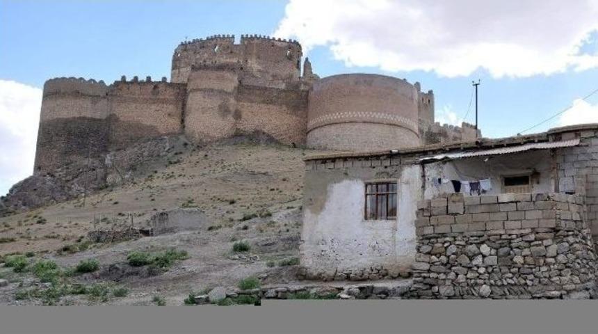 Sit Alanındaki Vatandaşlar Evlerini Tamir Edemiyor