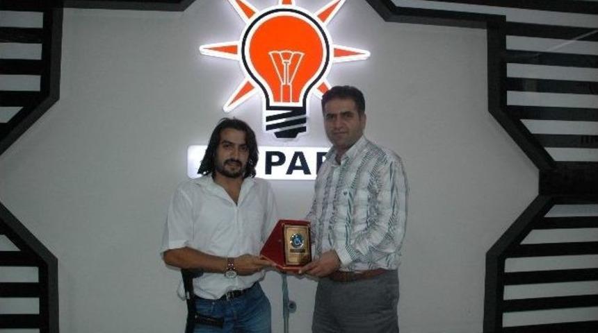 Dernek Başkanı Aslan&rsquo;dan, Başkan Fırat'a Plaket