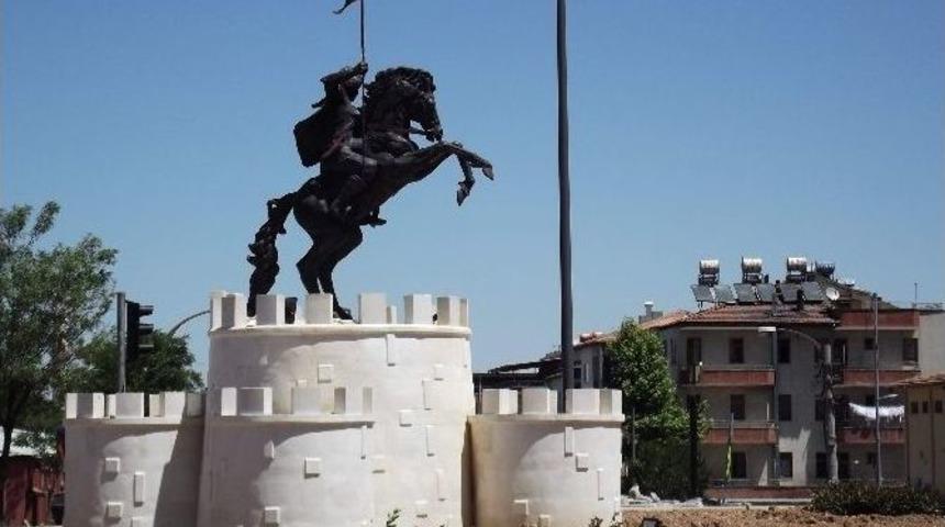 Battalgazi Kavşağı&rsquo;na Battalgazi Heykeli