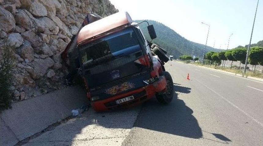Bilecik'te Sunta Y&uuml;kl&uuml; Kamyon Devrildi