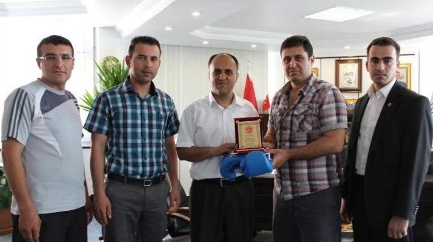 Beyşehir Belediye Başkanı &Ouml;zaltun&rsquo;a Plaket