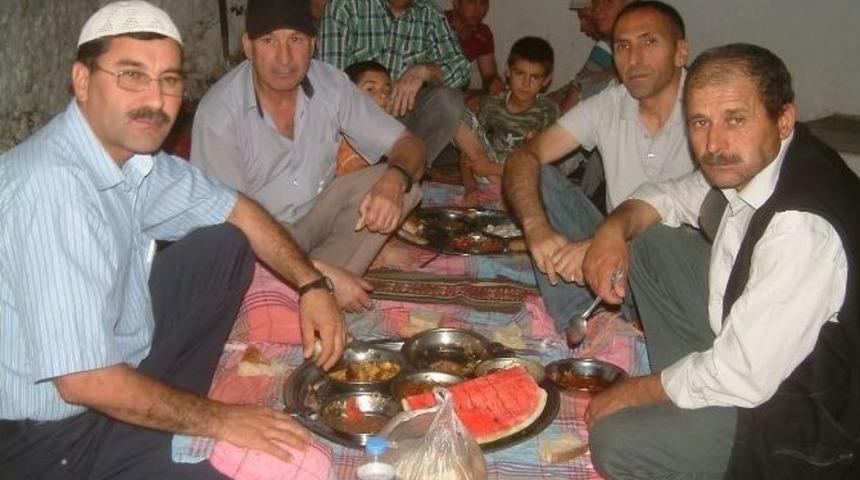 Dutluca&rsquo;da Toplu İftar Geleneği Devam Ediyor