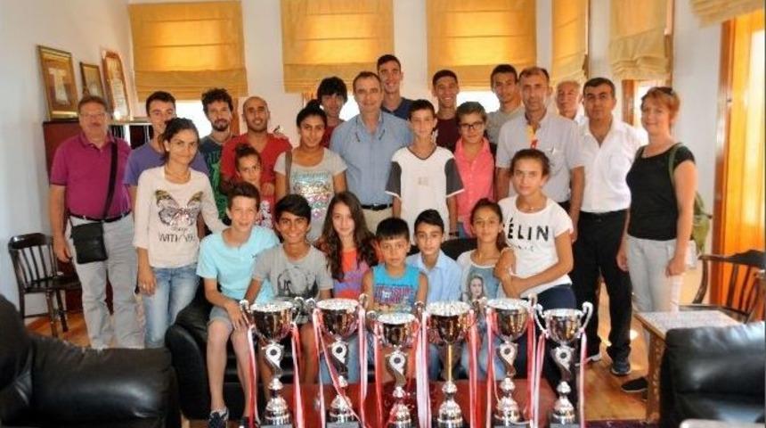 Başkan Gen&ccedil;er&rsquo;den Şampiyonlara Destek