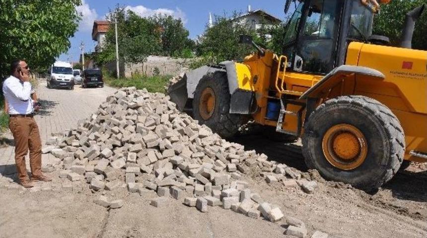 Esentepe Mahallesinde Asfaltlama &Ccedil;alışmaları S&uuml;r&uuml;yor