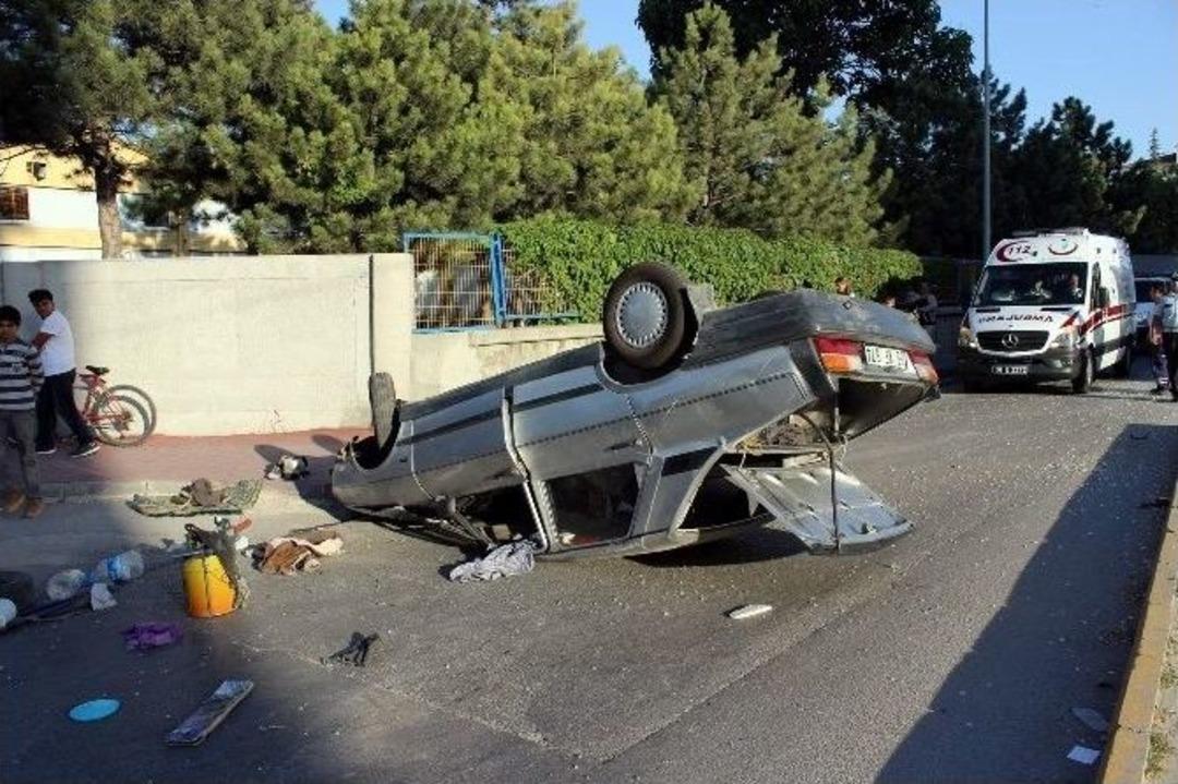 Baba-oğul Takla Atan Otomobilden Yara Almadan Kurtuldu