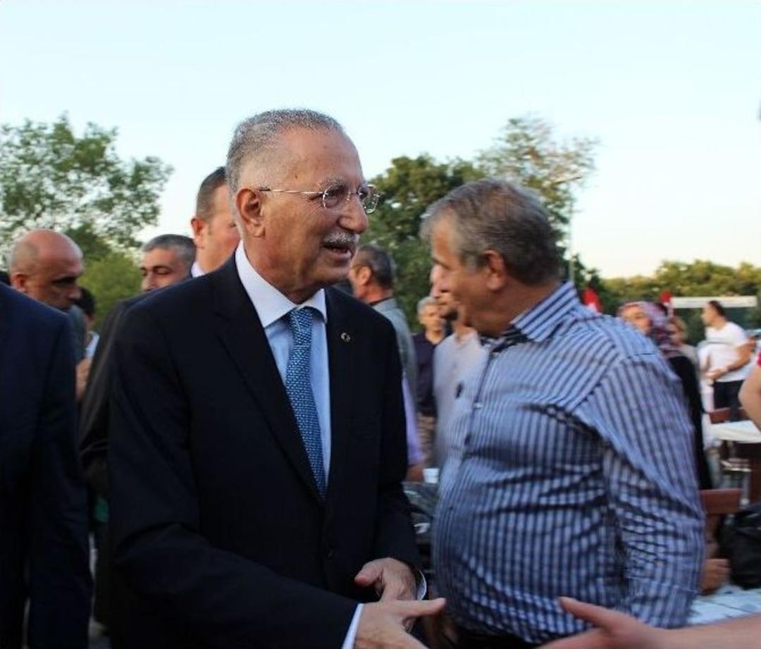 '&ccedil;atı Adayı' İhsanoğlu'nun Katılacağı İftar &Ouml;ncesi &Ccedil;ıkan Kavgada Silah Sesi Duyuldu