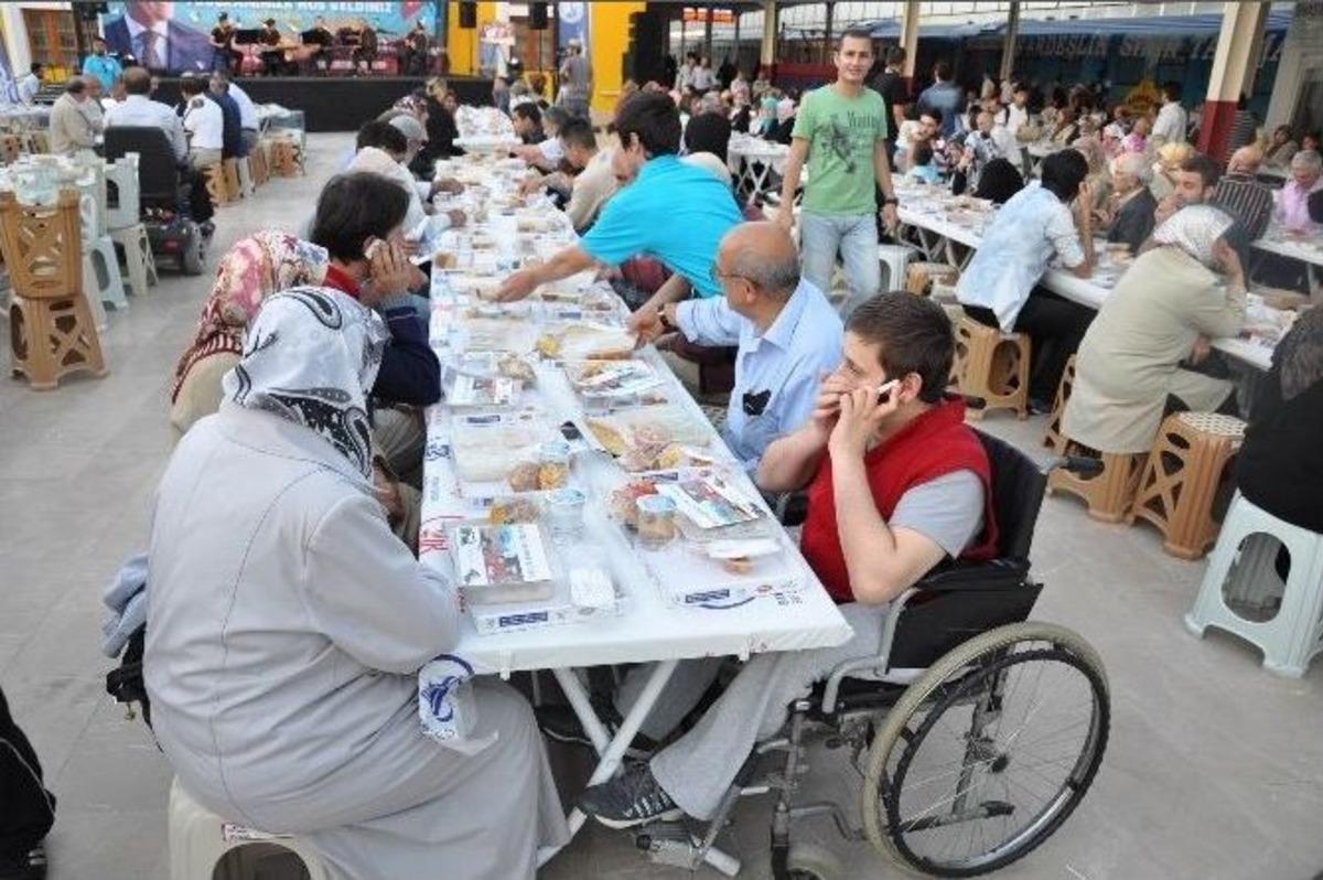 "bereket Ekspresi" Sivas'ta 3 Bin Kişilik İftar Yemeği Verdi