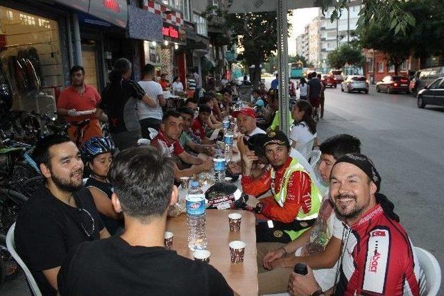 Bisiklet Dünyası, Ramazan Boyu Hem İftar Yapıyor Hem Turluyor