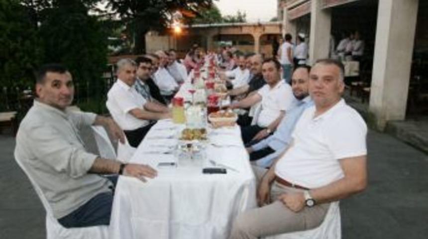 6 Yıldır Cami Avlusunda İftar Veriyor