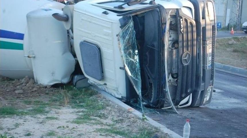 Virajı Alamayan Beton Mikseri Yan Yattı: 1 Yaralı