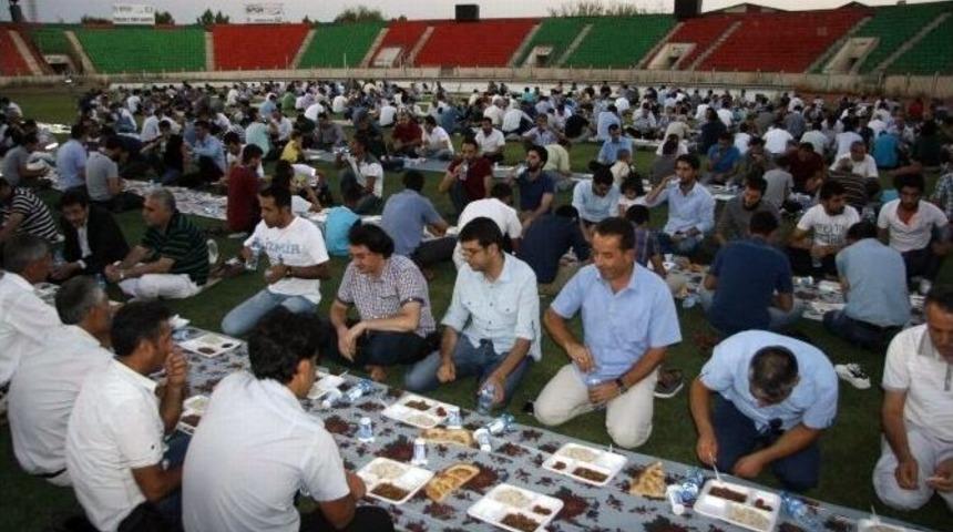 İhh Diyarbakır&rsquo;da 2 Bin 500 Kişiye İftar Verdi