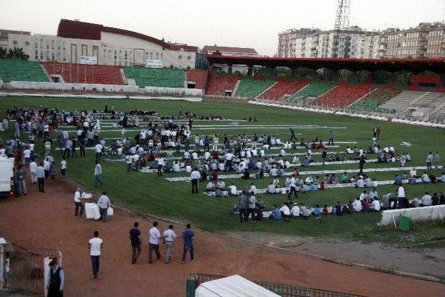 İhh Diyarbakır&rsquo;da 2 Bin 500 Kişiye İftar Verdi 1