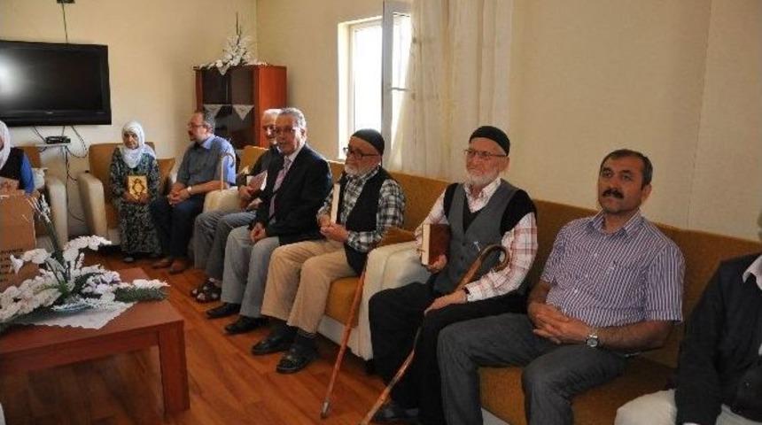 Huzurevi Sakinlerine Kur&rsquo;an-ı Kerim Hediye Ettiler