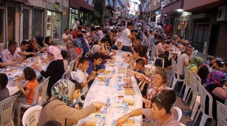 &Ccedil;eliktepeliler İftar Sofrasında Ramazan'ın Bereketini Paylaştı
