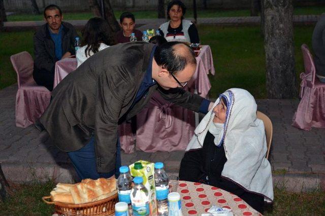 Pınarbaşı Kaymakamlığı'ndan Ihtiyaç Sahibi Ailelere Iftar