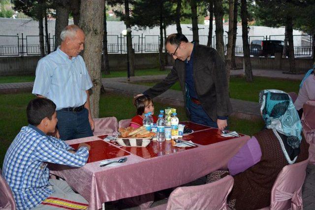 Pınarbaşı Kaymakamlığı'ndan Ihtiyaç Sahibi Ailelere Iftar