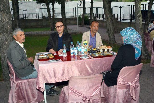 Pınarbaşı Kaymakamlığı'ndan Ihtiyaç Sahibi Ailelere Iftar