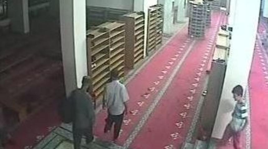 Camide Bildiri Dağıtılanlar Kamerada