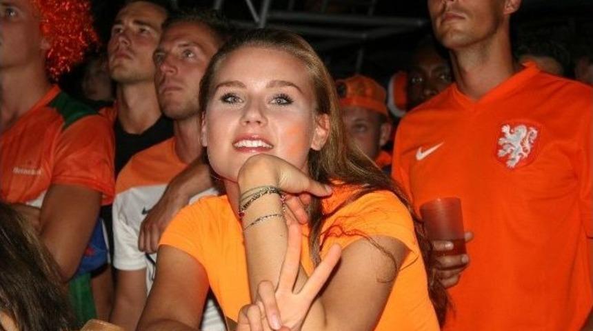 Hollandalı Turistler Tatilde Yıkıldı