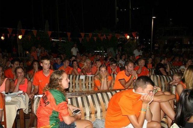 Hollandalı Turistler Tatilde Yıkıldı