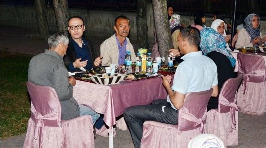 Pınarbaşı Kaymakamı Kamil Aksoy İhtiya&ccedil; Sahibi Ailelerle İftarda Buluştu