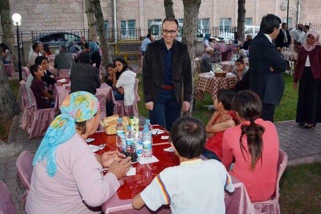 Pınarbaşı Kaymakamı Kamil Aksoy İhtiyaç Sahibi Ailelerle İftarda Buluştu