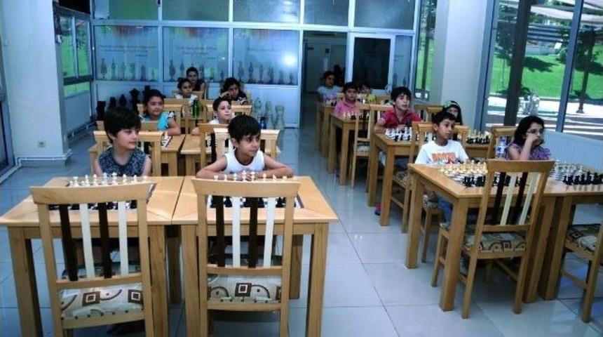 Şehitkamil Belediyesi'nin Satran&ccedil; Okuluna B&uuml;y&uuml;k İlgi
