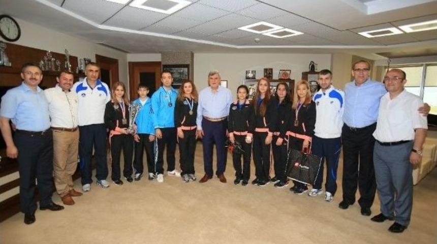 Şampiyon Karatecilerden Başkan Karaosmanoğlu&rsquo;na Ziyaret