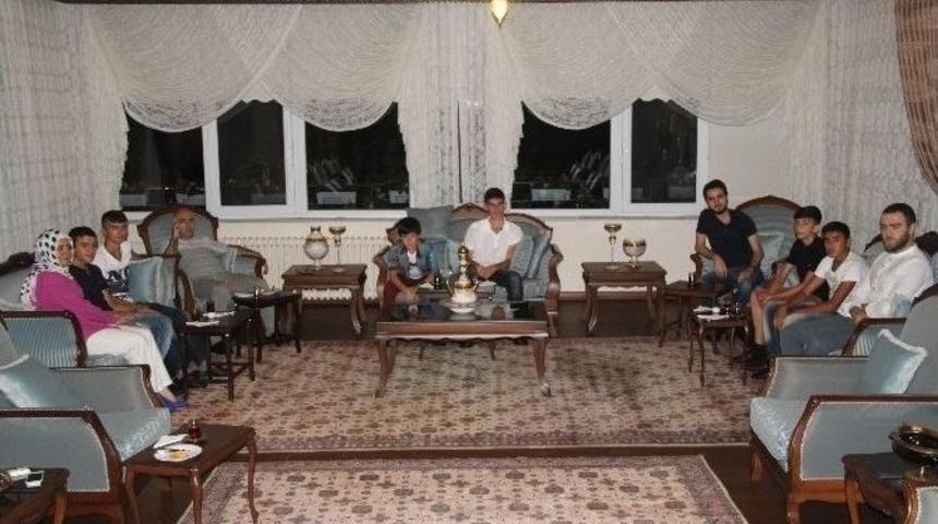 Vali Karahan'ın İftarda Konukları Kimsesiz Ve Korunmaya Muhta&ccedil; &Ccedil;ocuklar Oldu