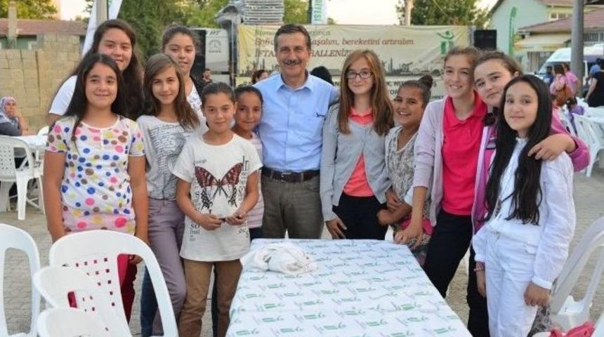 Tepebaşı Belediyesi'nin Mahalle İftarları S&uuml;r&uuml;yor