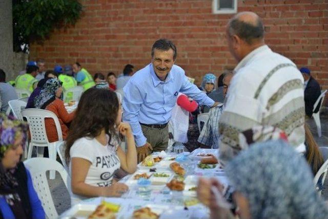 Tepebaşı Belediyesi nin Mahalle İftarları S&uuml;r&uuml;yor 3