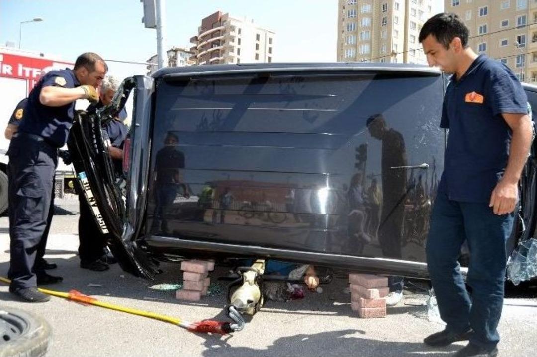 Kayseri'de Otomobiller &Ccedil;arpıştı: 2 Yaralı