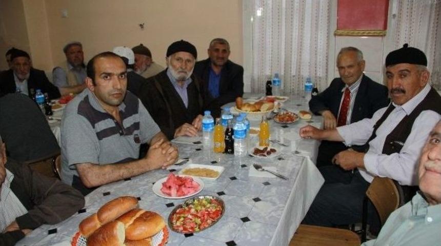 T&uuml;rk Kızılay'ı &Ccedil;ubuk Başkanı Ko&ccedil;, Engellilere Ve Ailelerine İftar Verdi