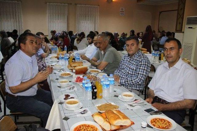 T&uuml;rk Kızılay ı &Ccedil;ubuk Başkanı Ko&ccedil;, Engellilere Ve Ailelerine İftar Verdi 2