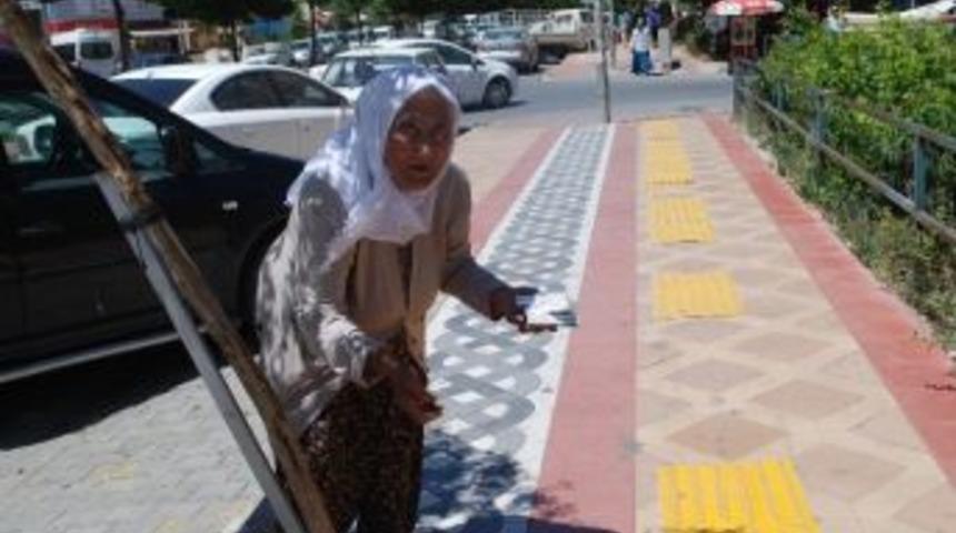 85 Yaşındaki Hanife Nine Ge&ccedil;imini Kağıt Mendil Satarak Sağlıyor