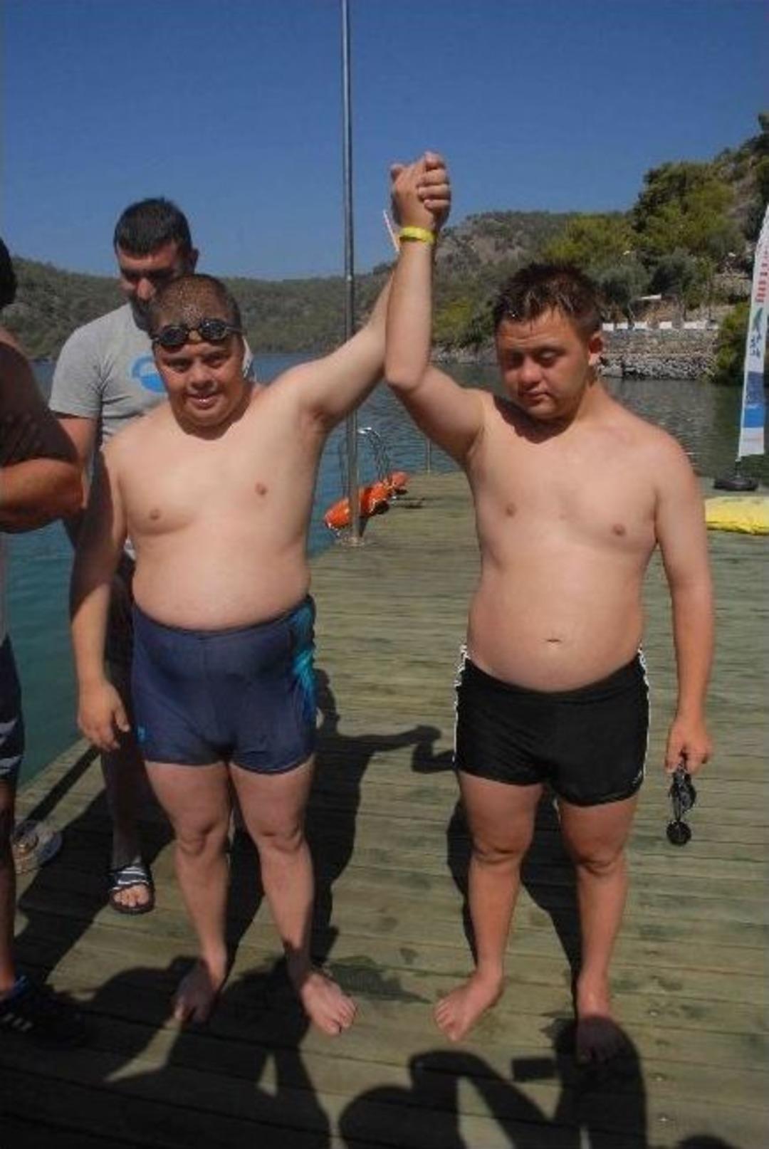 Down Sedromlu Caner İle Otistik Nihat Boğazı Ge&ccedil;mek İ&ccedil;in &Ouml;l&uuml;deniz'de &Ccedil;alışıyorlar