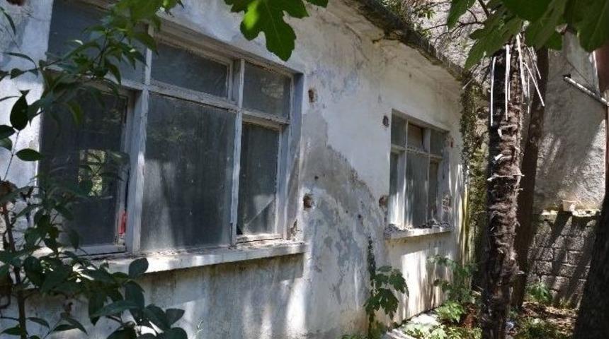 Tek Katlı Binanın Pencere Demirleri &Ccedil;alındı