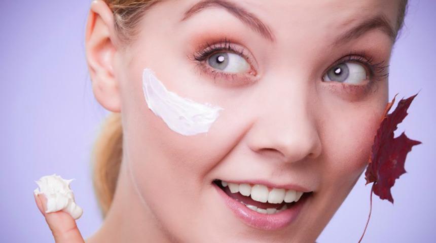 Canlı ve p&uuml;r&uuml;zs&uuml;z bir cilt i&ccedil;in bakım &ouml;nerileri