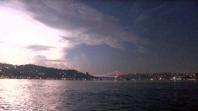 Şimşekler İstanbul'da geceyi aydınlattı