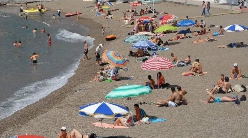 Plaj Havlusu Altında Gizli Kamerayla G&ouml;r&uuml;nt&uuml; &Ccedil;ekti İddiası