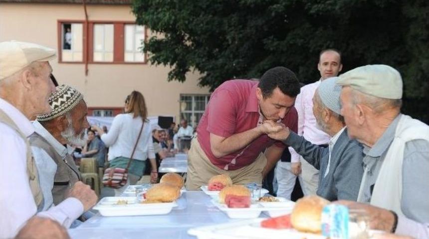 Mahalle İftarlarının 6.&rsquo;sı Yeni Mahalle&rsquo;de Şeyh Şamil Parkı &Uuml;st&uuml;nde
