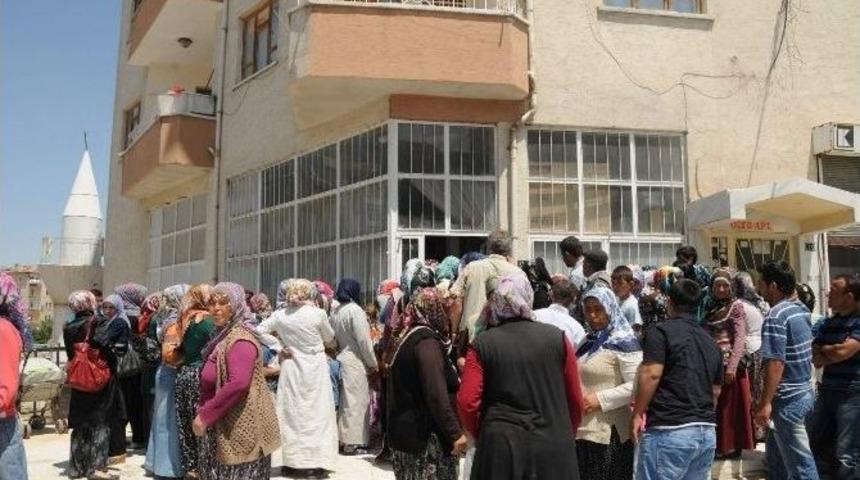 İhtiya&ccedil; Sahiplerine Gıda Paketi Dağıtımı S&uuml;r&uuml;yor