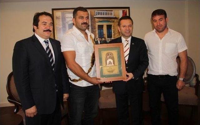 Başpehlivan Atlı dan Vali Aksoy a Ziyaret 1